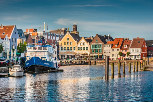 Hafen von Husum mit Schiffe und bei Flut