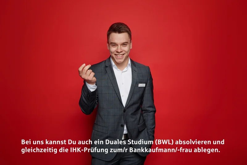 Männlicher Azubi im Anzug