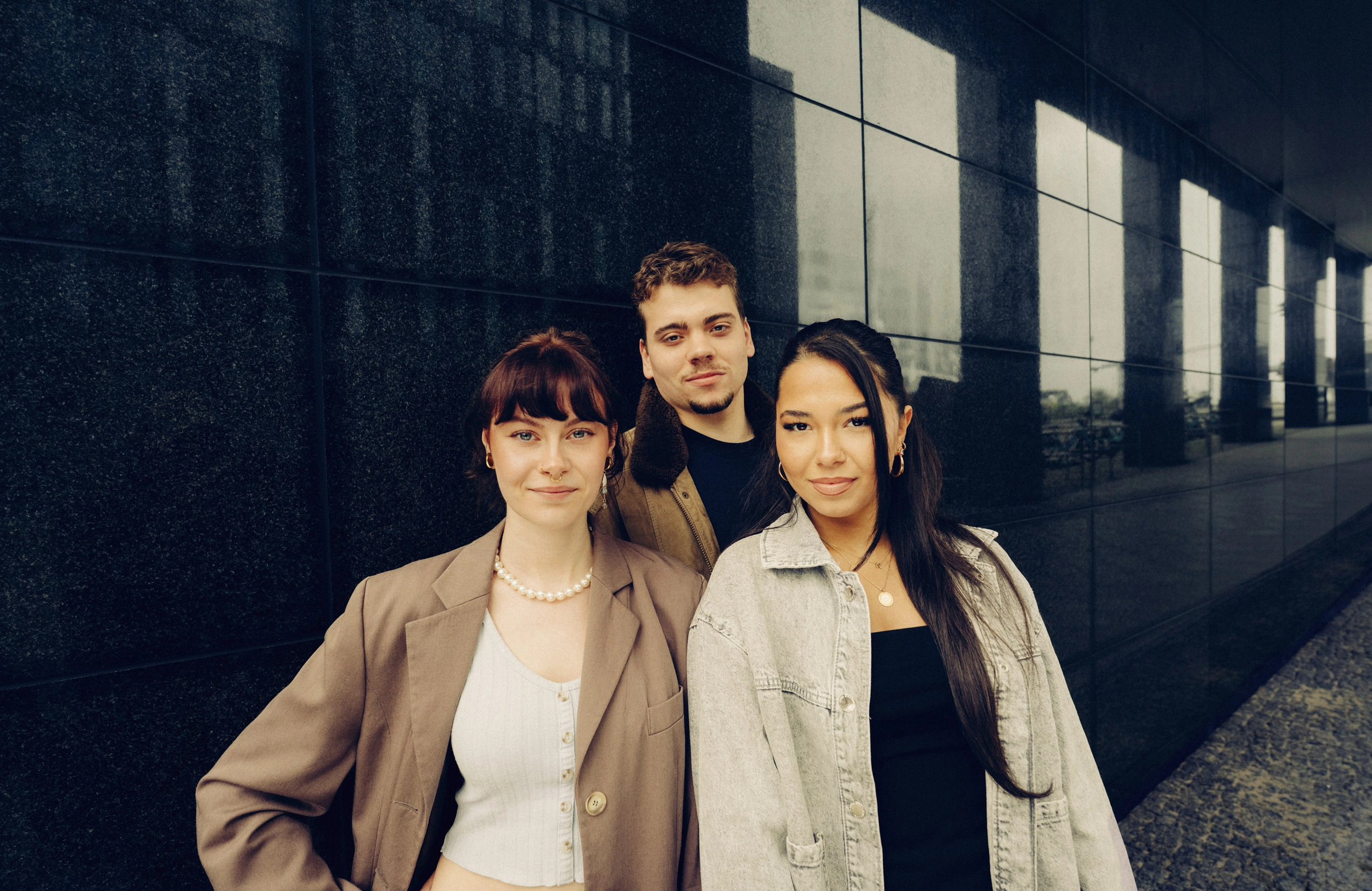 Frau zeigt Daumen hoch.